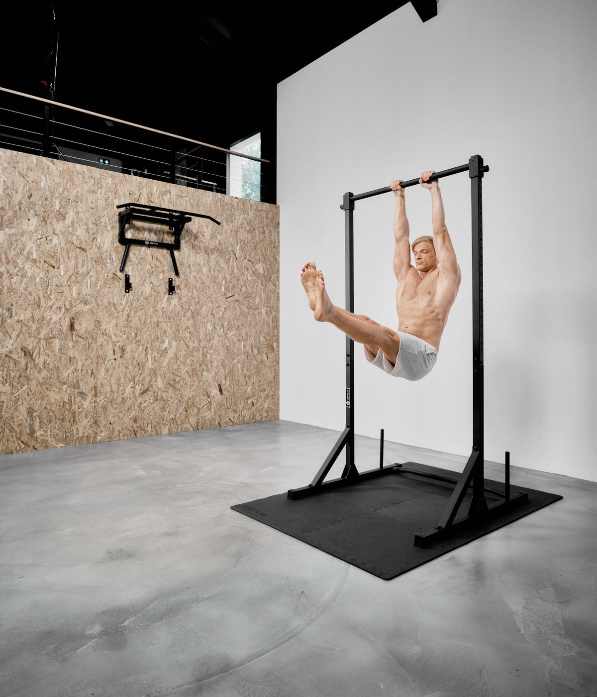 L-sit sur barre de traction sur pied