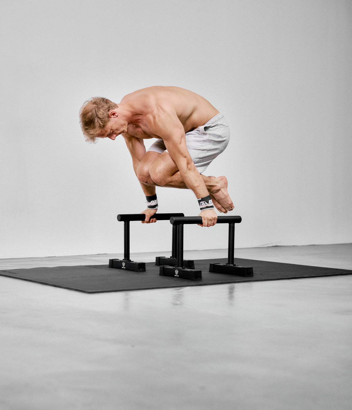 tuck planche sur parallettes