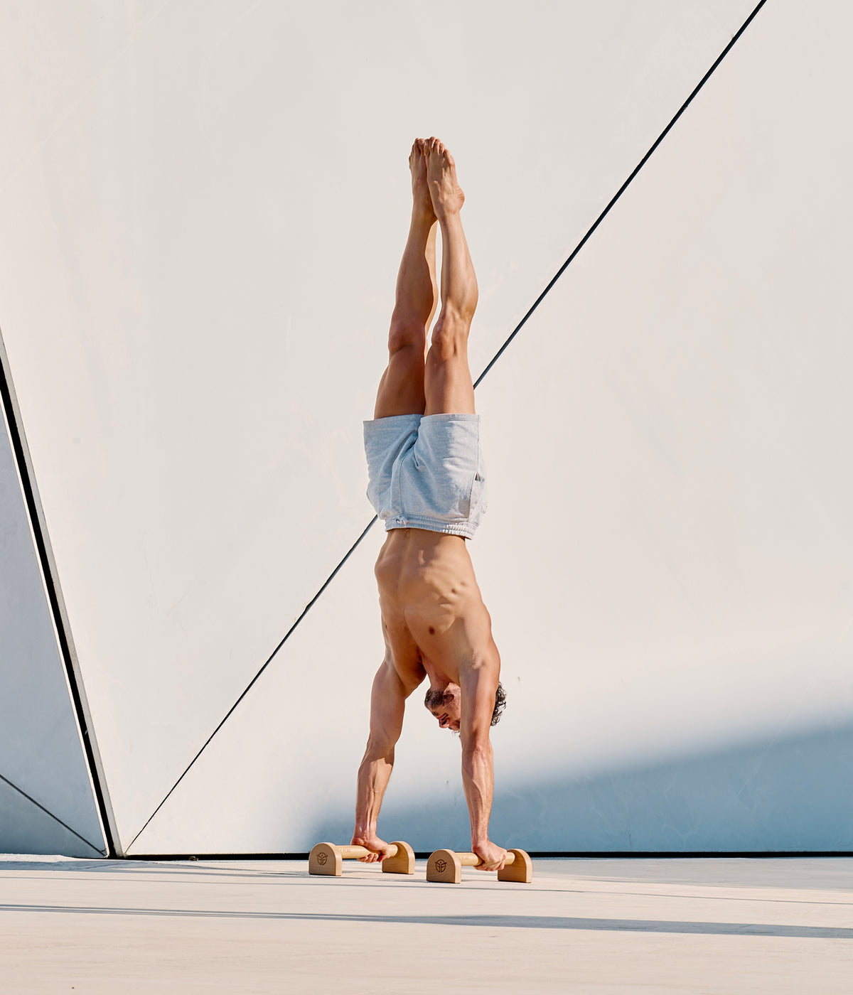 handstand sur parallettes en bois