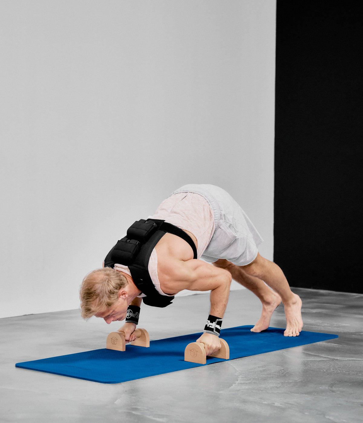 Pike push up con giubbotto zavorrato